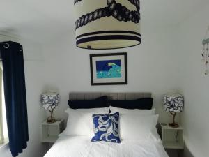 Ένα ή περισσότερα κρεβάτια σε δωμάτιο στο Cornwall family friendly villa with free use of Pool, soft play, mini golf, tennis, gym, fitness classes, sauna and ice baths +44 φωτογραφίες