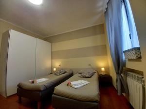 a room with two beds in a room at Appartament 8 in Comezzano