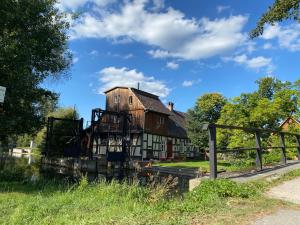 an old house sitting on the side of a river at Spreewaldhaus Raddusch, Boote- Fahrräder gratis in Raddusch