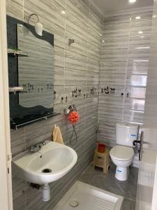 y baño con lavabo y aseo. en Appartement à louer 80 m² à Aourir - agadir en Aourir