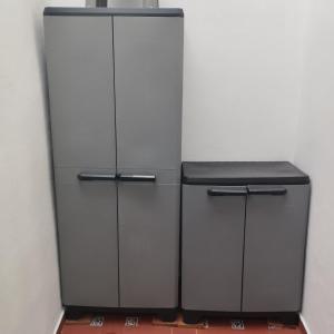 twee metalen koelkasten naast elkaar in een kamer bij APARTAMENTO SOL in Chipiona