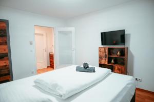 una camera con letto bianco e TV a schermo piatto di Vienna Shopping Center 6a Apartment a Vienna