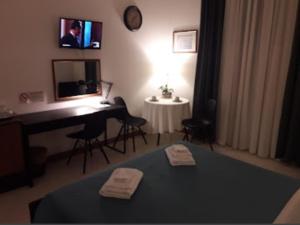 Televízia a/alebo spoločenská miestnosť v ubytovaní Guest Room Via dei Passeri