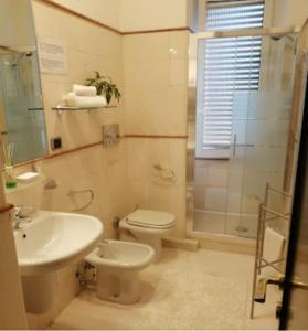 カリアリにあるGuest Room Via dei Passeriのバスルーム(トイレ、洗面台、シャワー付)