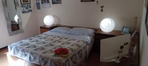 Un dormitorio con una cama con dos luces. en CA' DI SESTO, en Lucca