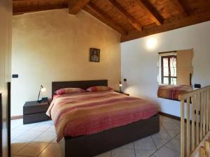 une chambre avec un grand lit dans une pièce dans l'établissement Casa Alex, à Pianello Del Lario