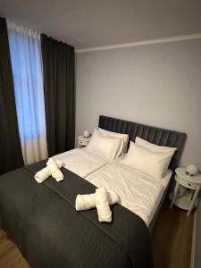 Una cama con dos toallas encima. en Ferienwohnung BX en Plauen