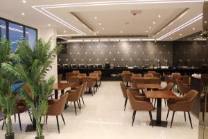 une salle à manger avec des tables et des chaises dans un bâtiment dans l'établissement Duqm Express Hotel, à Duqm