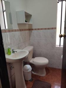 La salle de bains est pourvue de toilettes et d'un lavabo. dans l'établissement Casa moderna con cochera en San Isidro Trujillo, à Trujillo