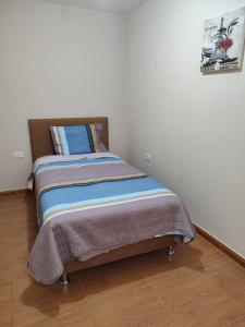 Cama pequeña en habitación con en Casa moderna con cochera en San Isidro Trujillo, en Trujillo