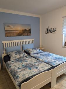 ein Schlafzimmer mit 2 Betten und einem Wandgemälde in der Unterkunft Idyll im Land der 1000 Seen in Liessow