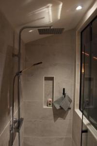 BeaumontにあるStudio confort, charme & tranquilitéのガラスドア付きのシャワー付きのバスルーム