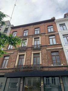 um grande edifício de tijolos com janelas do lado em The 1894 Boutique Holiday Apartment em Antuérpia