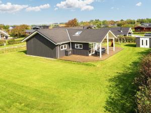 una vista aérea de una casa con un gran patio en 8 person holiday home in Lemvig, en Lemvig