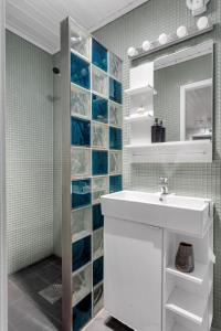 Koupelna v ubytování Cozy and spacious apartment in city centre