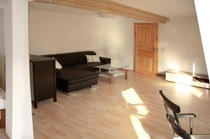 a living room with a couch and a table at 3 Seiten Ferienwohnung in Jena