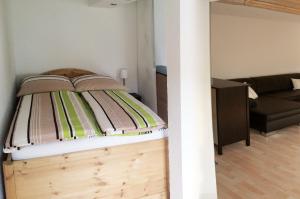 イェーナにある3 Seiten Ferienwohnungのベッドルーム1室(ベッド1台付)、リビングルームが備わります。