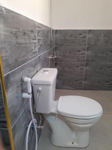 La salle de bains est pourvue de toilettes blanches. dans l'établissement Jerash mountain studio chalet شاليه جبال جرش و عجلون, à Jerash