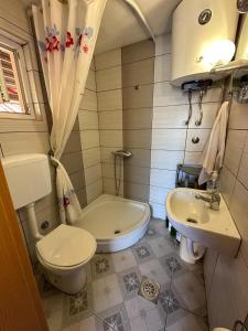 ein Badezimmer mit einem WC, einem Waschbecken und einer Badewanne in der Unterkunft Vikendica Krčmarice in Banja Luka