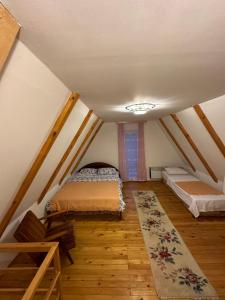 1 Schlafzimmer mit 2 Betten im Dachgeschoss in der Unterkunft Vikendica Krčmarice in Banja Luka