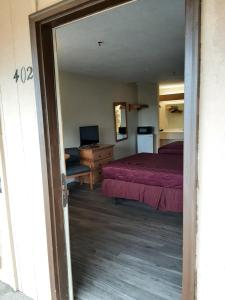Postel nebo postele na pokoji v ubytování Centralia Inn
