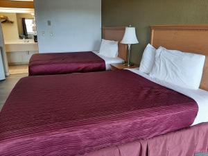 Postel nebo postele na pokoji v ubytování Centralia Inn