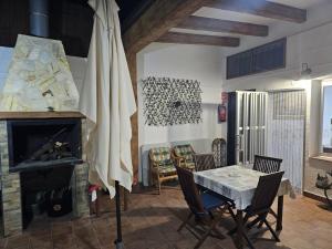 een woonkamer met een tafel en een open haard bij Casa Rural Ramblizo in Elche de la Sierra