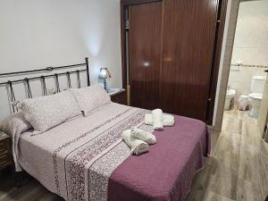 een slaapkamer met een bed met handdoeken erop bij Casa Rural Ramblizo in Elche de la Sierra