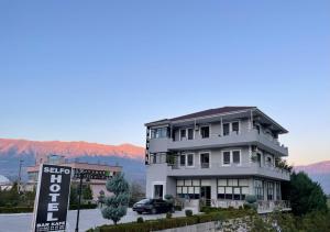 Biały budynek z znakiem przed nim w obiekcie Hotel Selfo w Gjirokastrze