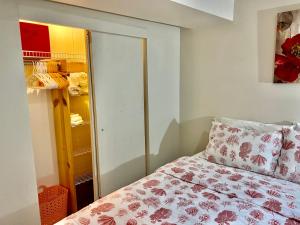 1 dormitorio con 1 cama con colcha de flores en Private Room with Shared Bathroom on the 1st Floor near Airport and Downtown Seattle, en Seattle