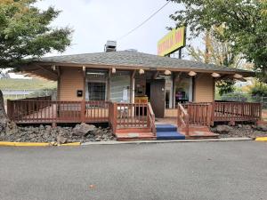 un bâtiment avec une terrasse couverte et un magasin dans l'établissement Centralia Inn, à Centralia