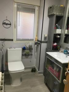 a bathroom with a toilet and a sink at Habitación particular,baño compartido in Zaragoza
