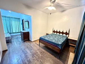 um quarto com uma cama, uma cómoda e uma janela em Cobertura duplex 2 quadras praia em Cabo Frio