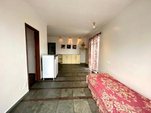 um quarto com uma cozinha e um frigorífico em Cobertura duplex 2 quadras praia em Cabo Frio