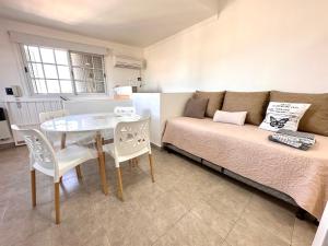 a living room with a couch and a table at Los Preferidos in Colón