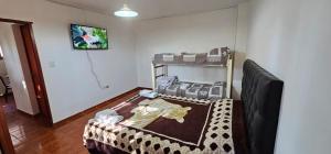 a room with a bunk bed in a room at Hospedaje Resiliencia in Cordoba