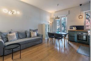 ein Wohnzimmer mit einem Sofa und einem Tisch mit Stühlen in der Unterkunft Max's House in Mailand