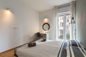 ein Schlafzimmer mit einem großen Bett und einem Spiegel in der Unterkunft Max's House in Mailand