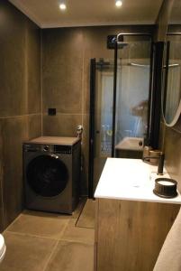 a bathroom with a washing machine and a sink at Midt i Drammen - supersentralt og gratis parkering in Drammen