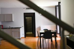 普利亞區格拉維納的住宿－Dimora Notar Domenico -GRAVINA IN PUGLIA-，厨房以及带桌椅的用餐室。