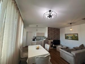 a living room with a dining table and a living room at Apartment Su Casa in Rʼžaničino