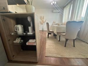 een eetkamer met een tafel en stoelen bij Apartment Su Casa 