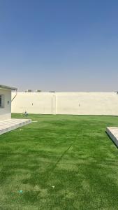 a large yard with green grass and a building at استراحة النود in Al Nairyah