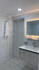 a bathroom with a sink and a mirror at استراحة النود in Al Nairyah