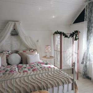 1 dormitorio con 1 cama blanca con dosel en Villa Wolf Castle - vanjski grijani bazen en Lopatinec