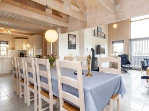 une salle à manger avec une table et des chaises blanches dans l'établissement Holiday home Løkken CXLVII, à Løkken