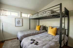 1 Schlafzimmer mit 2 Betten und 1 Etagenbett in der Unterkunft Serenity on Montclair - Groups/Games/FastWiFi in Birmingham