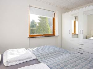 Postel nebo postele na pokoji v ubytování 4 person holiday home in Haderslev