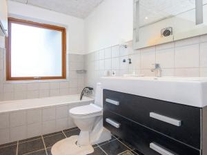 Koupelna v ubytování Holiday home Haderslev XXV + 14 fotografií