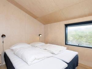Кровать или кровати в номере Holiday home Saltum XXXI